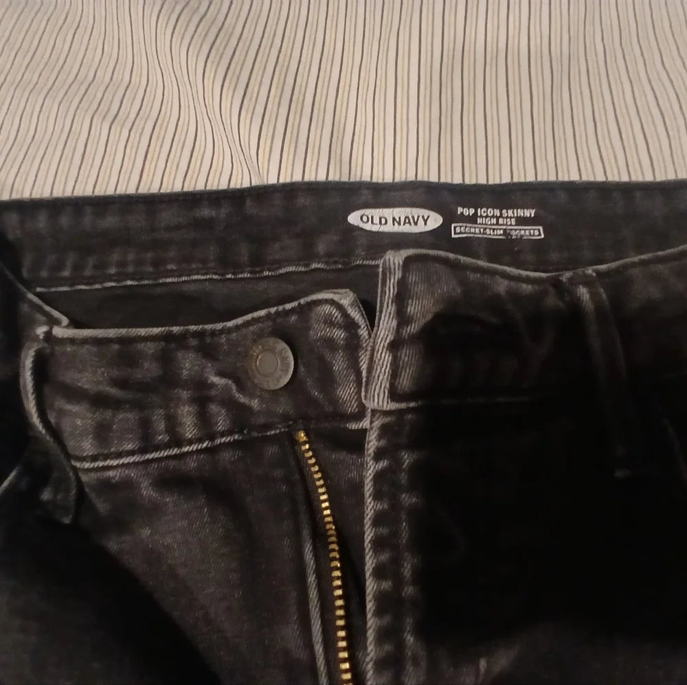 Distressed High Rise Skinny Jeans 👖 - Picture 2 of 4